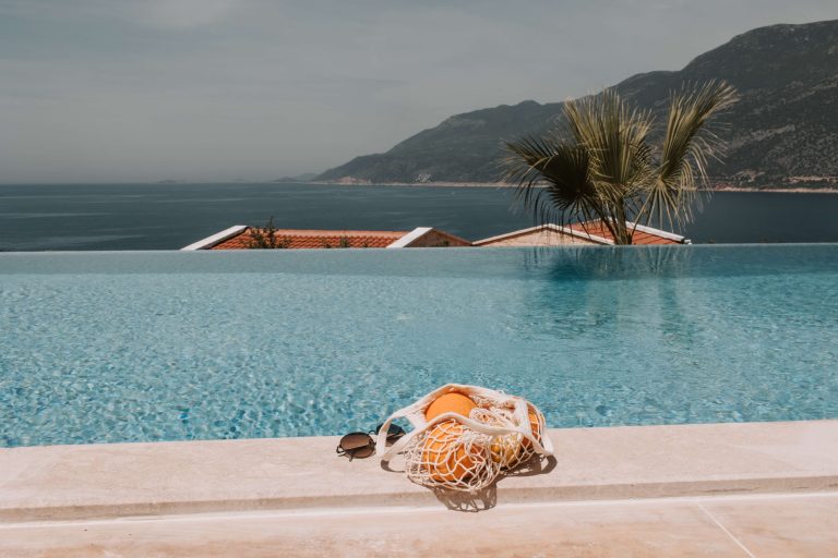 Vista di una piscina condominiale.