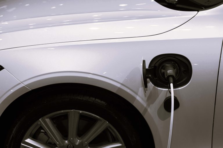 Particolare di automobile elettrica in carica.